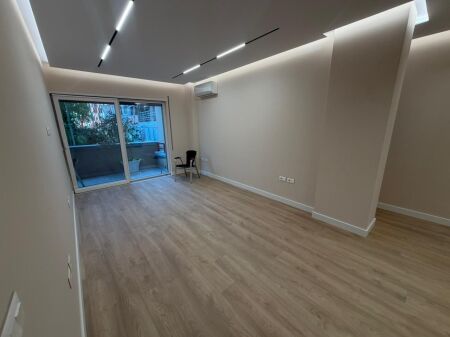 🏢JEPET ME QERA AMBJENT – 📍PËRBALL COIN / RTSH💰 250,000 lekë/muaj (neto)