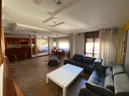 Comune di Parigi vicino al parco giochi 🚩Vendiamo super appartamento 3+1+2 bagni+ripostiglio.