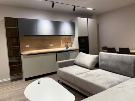 Apartament 1+1 për shitje te Komuna e Parisit 📍, në rrugën Petro Korçari 🏢.