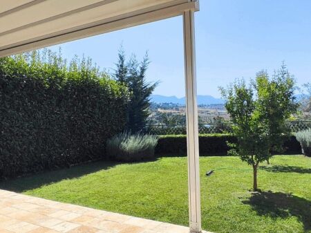 Vilë unike buzë Liqenit të Farkës