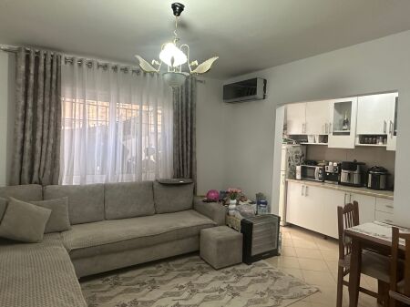 SHITET 1+1 mbrapa Restorant durrsit