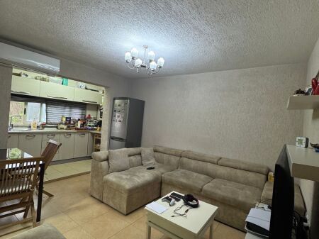 Shitet apartament te xhamia xhura-okazion