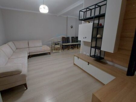 Shitet, Apartament 2+1+2, Rruga 5 Maji, Tirane.