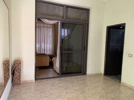 Appartamento 3+1 in affitto, situato al secondo piano di una villa, in una zona tranquilla come Kodrëa e Priftit.