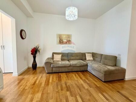 Apartament 2+1 + Post Parkimi për Qira