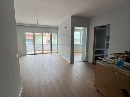 Shitet,Apartament 2+1+2, Rruga "Shefqet Kuka", Fresk