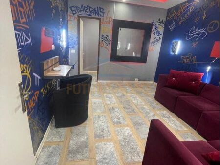 Shitet, Ambient zyre, Rruga e Kavajes, Tiranë.