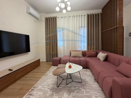 Shitet, Apartament 2+1+2, Fresku, Tiranë.