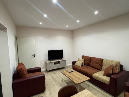 Jepet me qera apartament 2+1 Ne Xhamllik/55,000 leke