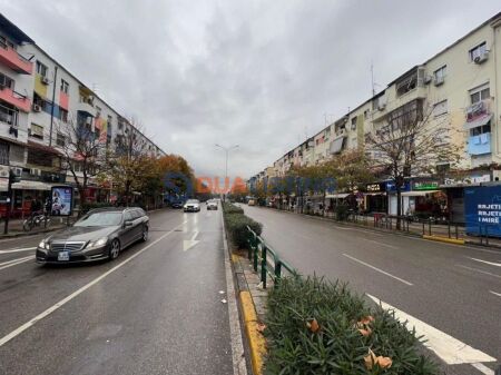 Shitet ambient biznesi, Rruga Muhamet Gjollesha