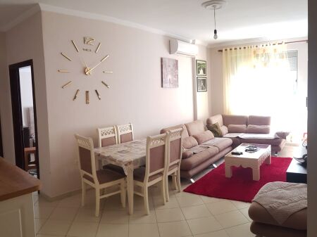 🏢Yzberisht, vicino a Diambe Market, si affitta appartamento 2+1 arredato. 45.000 Leke.   