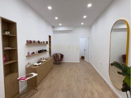 Ambient Komercial Me Qira Pranë Sheshit Skënderbej (Qendër), Tiranë – 600€ | 32 m²