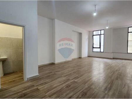 Ofrojme ambjent komercial per zyre ne Qender.