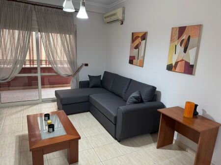 Tek Kristal Center jepet me qera apartament 1+1 tek Big Market siper Kristalit Kodra Diellit buze rruge!