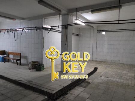 🏢 SHITET DYQAN / AMBIENT BIZNESI – TEK KRYQI I KUQ (STADIUMI) 🔥