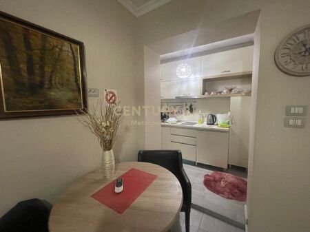 Apartament 1+1 me qira në zemër të Tiranës – Myslym Shyri