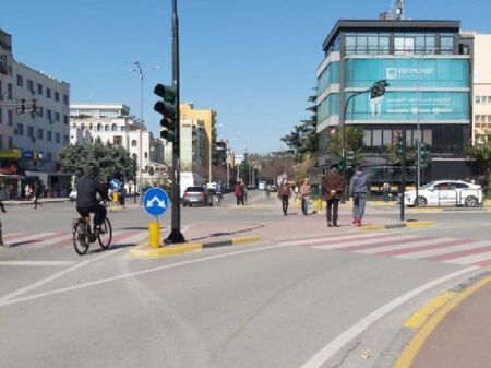 LOKAL ME QIRA TE 21 DHJETORI. BUZE RRUGES 1600 €