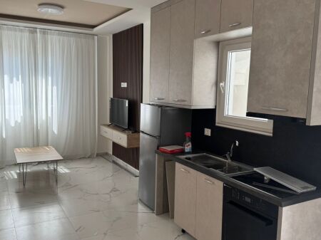 🏢Ne zonen e 5 Majit,pas Concord Center jepet me qera apartament 1+1+post parkimi i mobiluar.50,000 Leke
