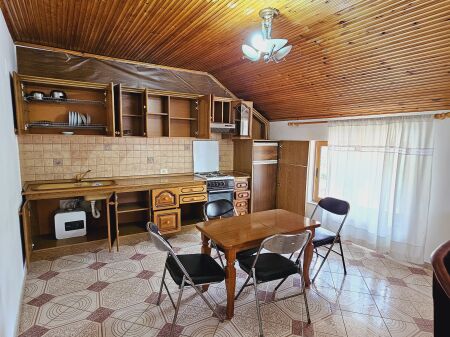 Rruga ELBASANIT pranë XHAMIS TABAKËVE  Jepet me Qera Apt: 1+1  (📍kati 3 shtepi private )  - E mobiluar