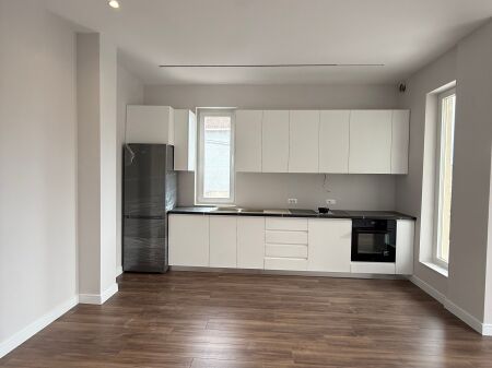 Jepet me qera apartament 2+1  i pa banuar me pare ne Sauk