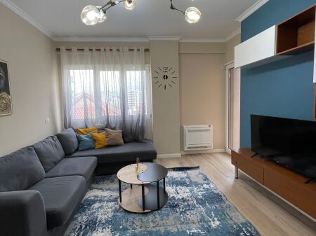 Jepet me Qira | Apartament 1+1 – Komuna e Parisit 📍 Ngjitur me Qendrën Kristal