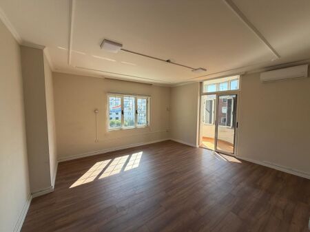 Qera Ambjent tek Sheshi Willson  * Ambienti ndodhet tek “Sheshi Willson”, në katin e 4-t. -Sipërfaqja totale: 178 m².  -5 ambiente pune, -1 guzhine -2 tualete, -3 ballkone. Orientim: Jug-Lindje-Veri  Cmimi: € 1,800 /Muaj (neto) Me qera: per zyra/biznes  Ashensor Parket Vetrata Termike & Akustike