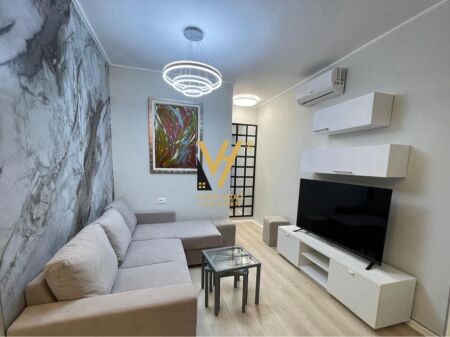 JEPET APARTAMENT 2+1 TEK ISH TREGU ELEKTRIK 650 EURO