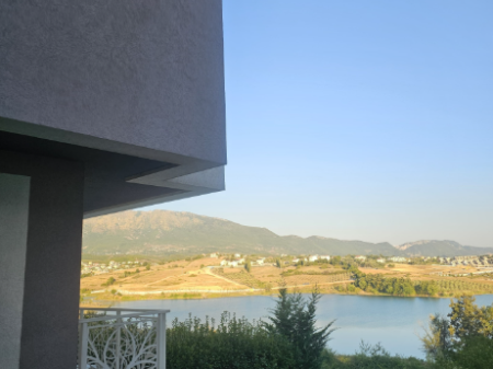 Vilë Unike për Shitje – Buzë Liqenit të Farkës 🌅