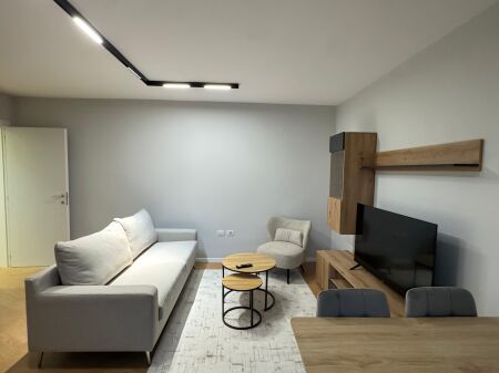 VENDESI APPARTAMENTO 1+1 CON BALCONE A SIRI KODRA