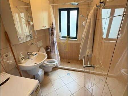 Apartament 1+1 me qera tek shkembi Kavajes !