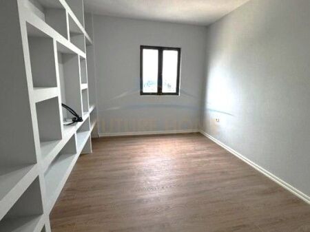 Shitet,Apartament 2+1+2, Rruga "Shefqet Kuka", Fresk