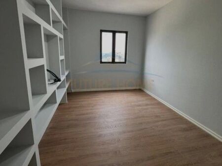 Shitet,Apartament 2+1+2, Rruga "Shefqet Kuka", Fresk