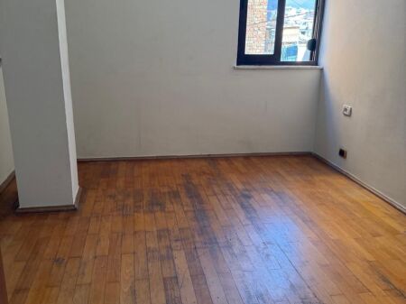 Shitet 2+1 te xhamlliku