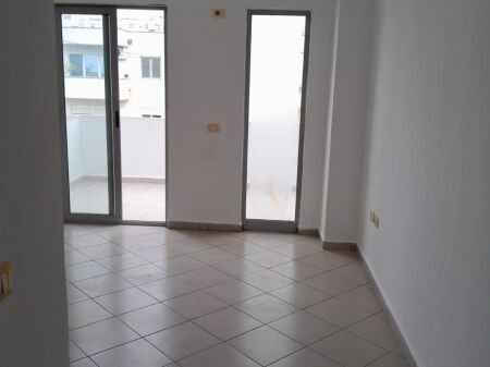 Apartament 2+1 me qira – Komuna e Parisit, pranë Kristal Center