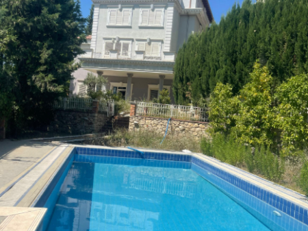 Vilë 4-Katëshe me Pishinë në Shitje – Akacia Hills, TEG