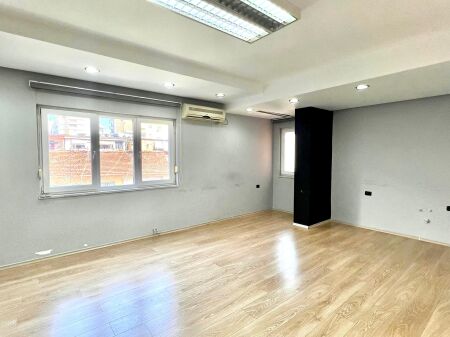 Me Qera: Zyre Moderne me 3 Ambiente Pune Sheshi Wilson (Prane Postes 8) - Kt.3 - 750€/Muaj - S.110m²