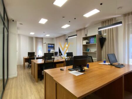 JEPET ZYRE 317 M2 ME QIRA TE RRUGA E BARRIKADAVE 400.000 LEKE