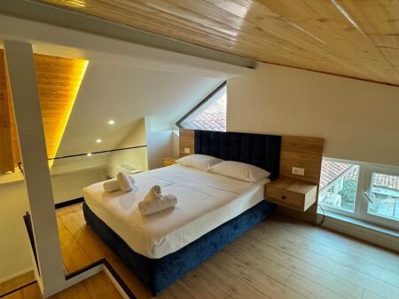 JEPET HOTEL ME QERA 300M2 RRUGA E BARRIKADAVE