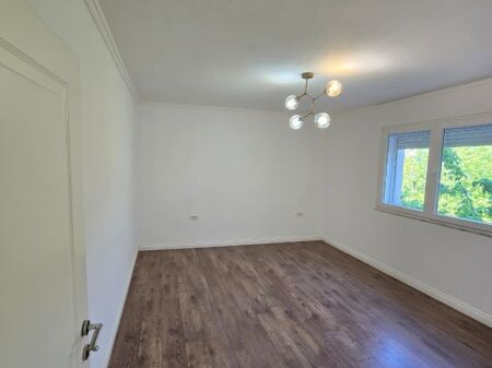 Zyre me qira, Mine Peza