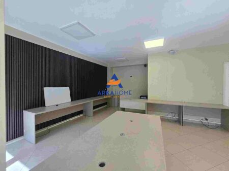 LOCALE UFFICIO IN AFFITTO 140M2 "VIA KARL GEGA, ZONA DELLA STAZIONE DEI TRENI" 1000 EURO