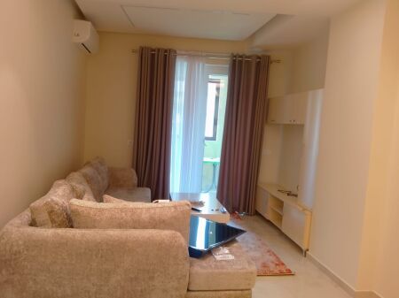 Tek Mjeksia prane rruges Kryesore Amerikan 2 jepet me qera apartament i ri 1+1 i pabanuar menpare!