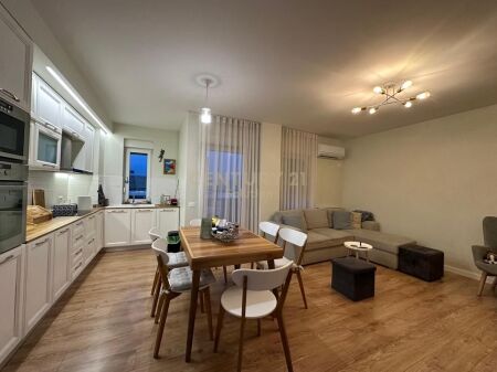 Apartament 2+1+2 per qira tek Kompleksi Kolombo, Liqeni i Thate