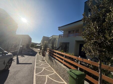 Vile 2 kateshe,e mobiluar,long hill teg,5000 euro me 2 parkinge