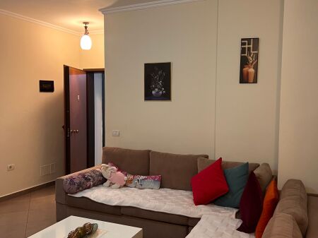 Jepet me qira 2+1+1 Kthesa e Kamzes Pallatet e Verdha 400 mije leke