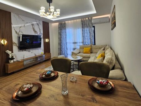📌 Shitet Apartament 2+1+2 – Tek Pallati me Shigjeta