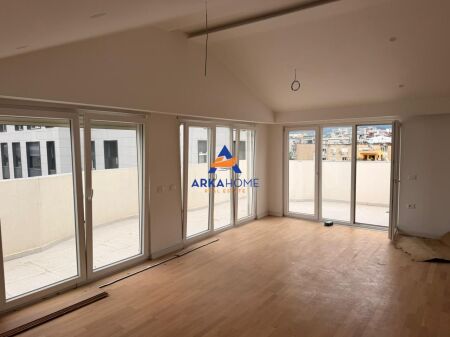 SHITET APARTAMENT 1+1+VERANDË "TE SHKOLLA E KUQE, PAZARI I RI" 140.000 EURO