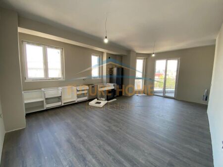 Shitet, Apartament 3+1+2, Komuna e Parisit, Tiranë.