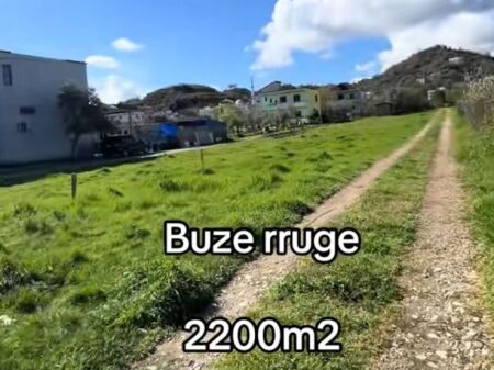 Shitet Toke ne Yrshek / Afer rruges dytesore