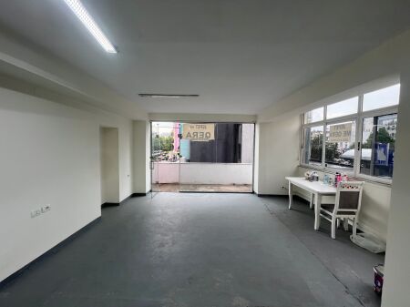 Locale commerciale con gira + Balcone | 21 Dicembre