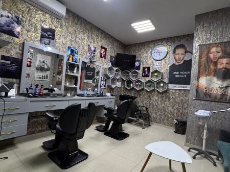 Jepet me qera Dyqan per Berber tek Komuna e Parisit